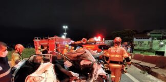 BH: carro bate em mureta no Anel Rodoviário e 5 ficam feridos; veja fotos Teto do carro teve de ser retirado pelos bombeiros. Foto - CBMMG