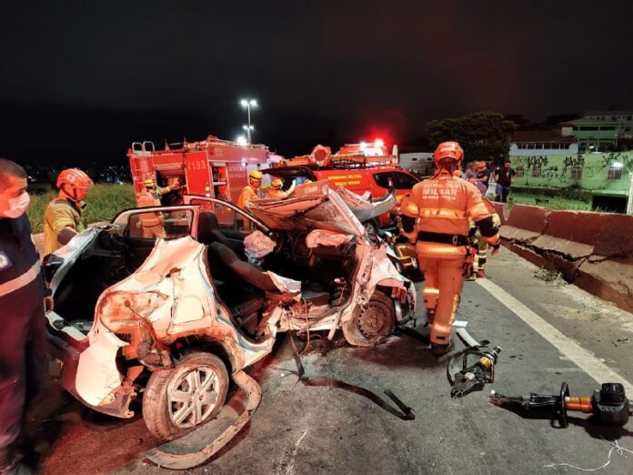 Teto do carro teve de ser retirado pelos bombeiros. Foto - CBMMG