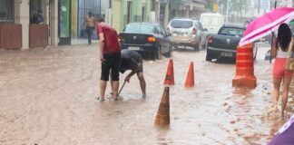 40 mm: chuva rápida causa transtornos pontuais em Itabirito Alagamento na Avenida Queiroz Júnior. Foto - Reprodução