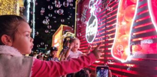 Caravana de Natal da Coca-Cola encanta Itabirito; veja vídeo e fotos Crianças brincam com as bolinhas de sabão na Caravana de Natal da Coca-Cola, em Itabirito. Foto - Radar Geral