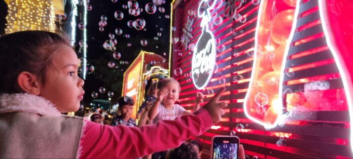 Crianças brincam com as bolinhas de sabão na Caravana de Natal da Coca-Cola, em Itabirito. Foto - Radar Geral