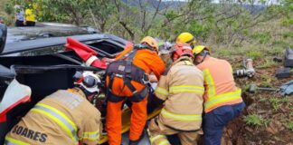 Jardim Canadá: carro, com mãe e filho, capota e aeronave dos bombeiros é acionada para o socorro Corpo de Bombeiros retira a vítima do carro capotado. Foto - CBMMG