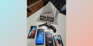 Itabirito: sujeito armado rouba 4 celulares em evento de jovens no bairro Boa Viagem, mas acaba preso Aparelhos recuperados pelos militares. Foto - PMMG