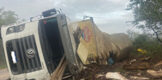 Itabirito, BR-356: caminhão tomba na Serra da Santa e chapa tem fratura exposta; veja fotos Carreta tombada na BR-356, em Itabirito. Foto - Brigada Municipal