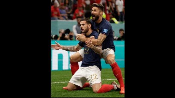 Theo Hernández e Giroud comemoram gol do lateral na partida entre França e Marrocos. Foto -Divulgação/Fifa
