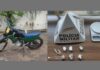 Itabirito: numa moto roubada, em fuga da PM, suspeito abandona o veículo e uma sacola com crack Moto e droga apreendidas em Itabirito. Foto - PMMG