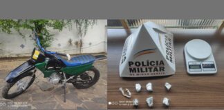 Itabirito: numa moto roubada, em fuga da PM, suspeito abandona o veículo e uma sacola com crack Moto e droga apreendidas em Itabirito. Foto - PMMG