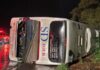 Ônibus capota com 42 ocupantes na BR-365: 1 morto e 12 feridos; veja fotos Ônibus capota entre Varjão de Minas e Patos de Minas. Foto - CBMMG