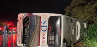 Ônibus capota com 42 ocupantes na BR-365: 1 morto e 12 feridos; veja fotos Ônibus capota entre Varjão de Minas e Patos de Minas. Foto - CBMMG