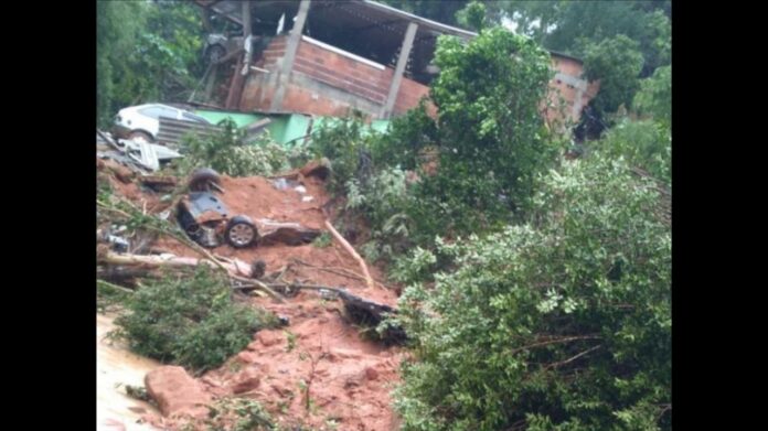 Casas e carros atingidos em Antônio Dias. Foto - CBMMG