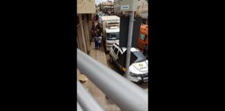 Itabirito: caminhão bate na traseira de carro da Prefeitura e 3 servidoras são levadas para a UPA Movimentação no local do acidente. Foto enviada por internauta ao Radar Geral