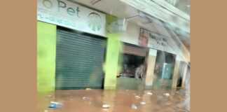 40 mm de chuva em 30 min são suficientes para assustar Itabirito; Córrego Criminoso transborda Bairro Praia em Itabirito, em frente ao Bar do Pardal. Foto - Reprodução