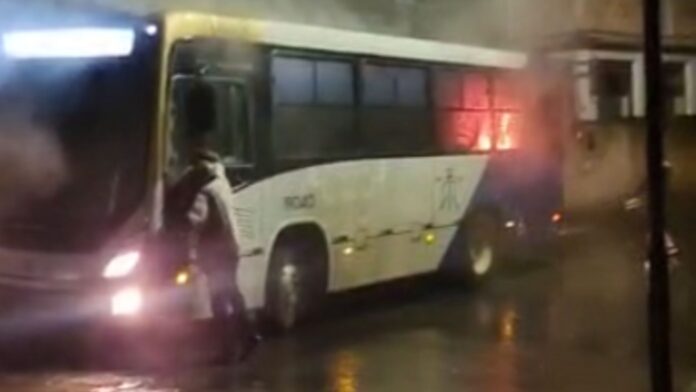 Alvo de incêndio, ônibus da Rota Real é a responsável pelo transporte coletivo de Ouro Preto - Foto: Reprodução