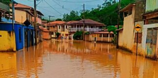 Chuvas: distrito de Mariana, Cachoeira do Brumado amanhece alagado e em situação crítica Uma das ruas alagadas de Cachoeira do Brumado - Foto: reprodução