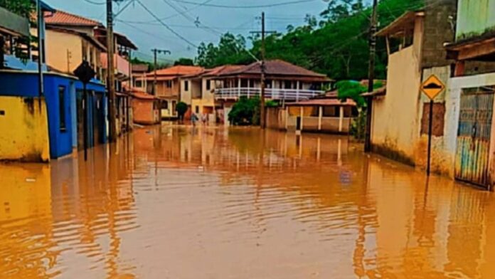 Uma das ruas alagadas de Cachoeira do Brumado - Foto: reprodução