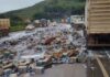 Derramamento de carga causa transtornos na BR-040, em Congonhas Produtos de limpeza caíram na pista da BR-040, em Congonhas - Foto: Reprodução