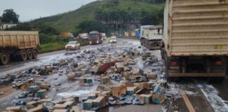 Derramamento de carga causa transtornos na BR-040, em Congonhas Produtos de limpeza caíram na pista da BR-040, em Congonhas - Foto: Reprodução