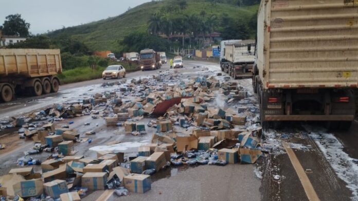 Produtos de limpeza caíram na pista da BR-040, em Congonhas - Foto: Reprodução
