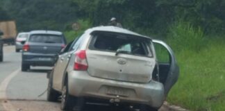 Pneu estoura e carro capota na BR-356, em Ouro Preto Acidente foi na altura de Ouro Preto - Foto: Reprodução