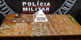 Cachoeira do Campo, Ouro Preto: PM prende suspeito com relevante quantidade de variadas drogas PM teve atuação bem sucedida contra o tráfico de drogas em Cachoeira do Campo - Foto: PMMG
