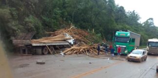Itabirito, BR-040: acidente entre carretas e caminhonete mata 1 perto do Restaurante da Celinha Motorista morre na BR-040, em Itabirito. Foto - Reprodução