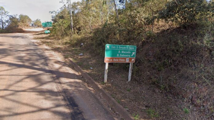 Placa indica, pelos menos, dois locais em que furtadores gostam de atuar: Macedo e São Gonçalo do Bação. Foto - Google Street View