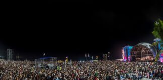 Orquestra Ouro Preto é a 1ª do Brasil a alcançar a marca de 100 mil seguidores no YouTube Orquestra de Ouro Preto na praia de Copacabana. Foto - Divulgação