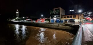 Vida que segue: Rio Itabirito continua bem cheio nos próximos dias, mas sem transbordar Rio Itabirito, segunda-feira (9/1), pouco depois da meia-noite. Foto - Radar Geral