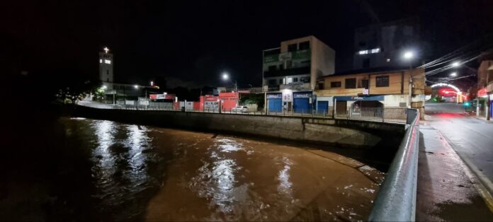 Rio Itabirito, segunda-feira (9/1), pouco depois da meia-noite. Foto - Radar Geral