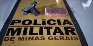 Mariana: em fuga da PMRv, traficantes de Ponte Nova tentam dispensar 1,5 kg de pasta base de cocaína Droga apreendida na MG-262. Foto - PMRv