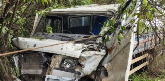 Entre Nova Lima e Itabirito, BR-356: choque entre caminhão e carreta deixa motorista com fratura Estrago no caminhão que era conduzido por um motorista de Mariana. Foto - PMRv