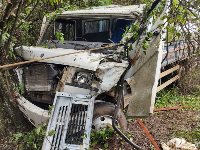 Estrago no caminhão que era conduzido por um motorista de Mariana. Foto - PMRv