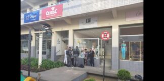 Itabirito: 3 jovens fumam maconha em praça e acabam na delegacia por posse do entorpecente Momento da abordagem da GM aos três usuários. Foto - Guarda de Itabirito