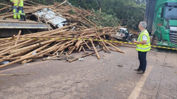 Imagem do acidente que envolveu três veículos, sendo duas carretas. Foto enviada ao Radar Geral