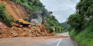 Itabirito, BR-356 interditada: ocupantes do veículo atingido por encosta não se feriram; VEJA VÍDEO BR-356 sendo desinterditada em Itabirito. Foto - Radar Geral