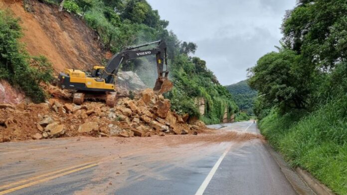 BR-356 sendo desinterditada em Itabirito. Foto - Radar Geral