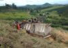 Motorista morre após caminhão cair em barranco na BR-146; veja fotos Acidente em São Pedro da União. Foto - CBMMG