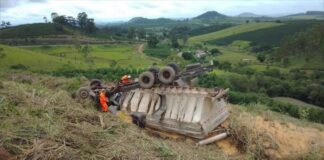 Motorista morre após caminhão cair em barranco na BR-146; veja fotos Acidente em São Pedro da União. Foto - CBMMG