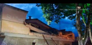 Itabirito: parte da fachada do Cine Teatro Pax desaba; veja vídeo Estrutura da fachada desabou no antigo cinema de Itabirito. Foto - Fábio Benigno - Portal Antenados