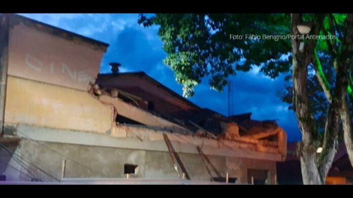 Estrutura da fachada desabou no antigo cinema de Itabirito. Foto - Fábio Benigno - Portal Antenados