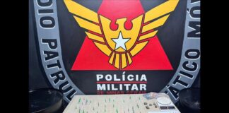 Mariana: homem assume biqueira do irmão preso por tráfico, e acaba também detido pela PM Drogas e outros materiais apreendidos. Foto - PMMG