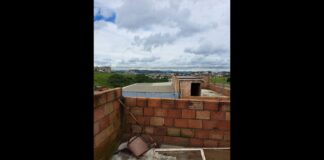 Conselheiro Lafaiete: durante faxina no terraço, mulher encosta na rede elétrica e tem queimaduras Local onde se deu o acidente. Foto - CBMMG