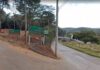 Itabirito: PM prende suspeito de tentar assassinar empresário, dando golpes e ateando fogo na vítima O crime se deu nas proximidades desta placa. Foto - Google Street View
