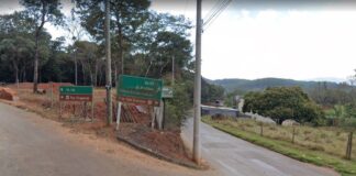 Itabirito: PM prende suspeito de tentar assassinar empresário, dando golpes e ateando fogo na vítima O crime se deu nas proximidades desta placa. Foto - Google Street View
