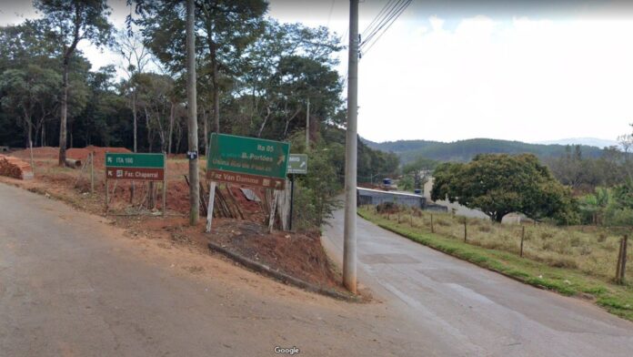 O crime se deu nas proximidades desta placa. Foto - Google Street View