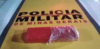 Itabirito: fugindo da PMRv, 2 sujeitos jogam 1kg de maconha pela janela do carro, mas acabam presos Maconha apreendida em Itabirito. Foto - 1ª Companhia da PMRv