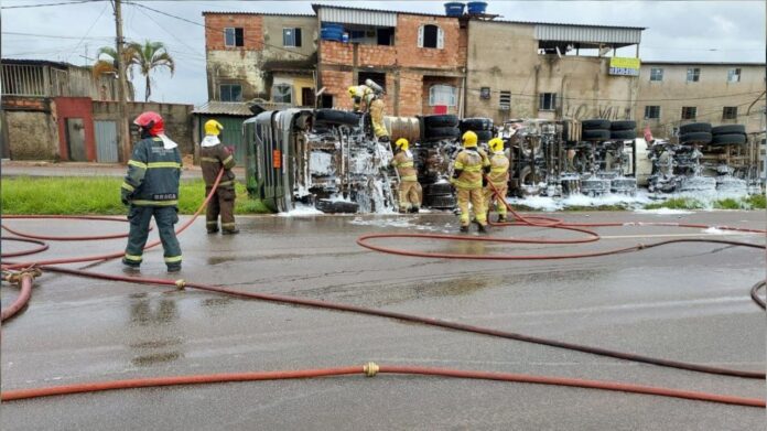 Bombeiros minimizam risco de explosão. Foto - CBMMG