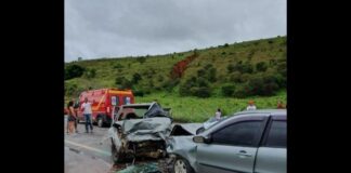 Leste de MG: acidente na BR-116 deixa um morto e cinco feridos Um Palio e um Uno se envolveram no acidente no Leste de MG. Foto - CBMMG