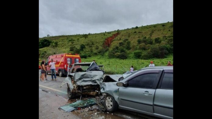 Um Palio e um Uno se envolveram no acidente no Leste de MG. Foto - CBMMG