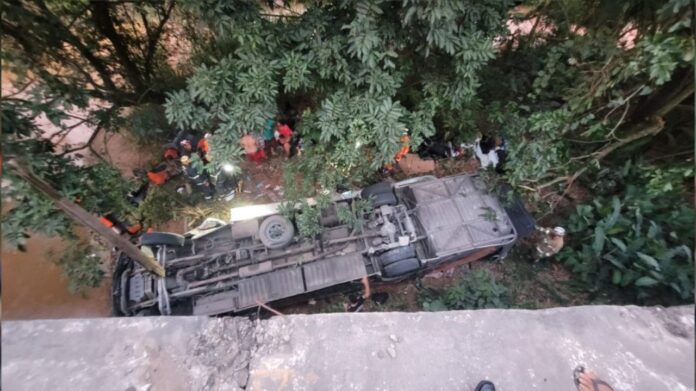 Ônibus com time de futebol cai de ponte e deixa mortos e feridos na BR-116. Foto - CBMMG